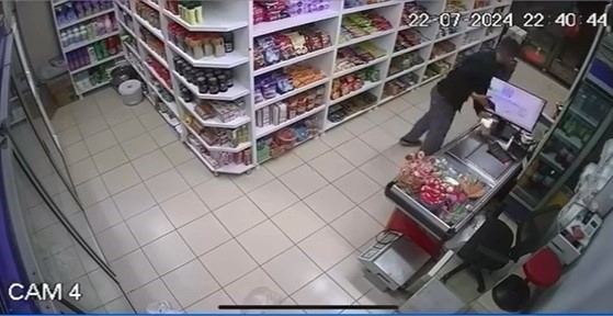 Bu kadarı ‘pes’ dedirtti… Markette telefon hırsızlığı kamerada