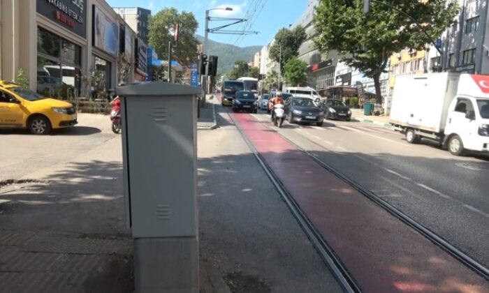 Sıkıştırdığı otobüs kaza yaptı, bir şey olmamış gibi yoluna devam etti