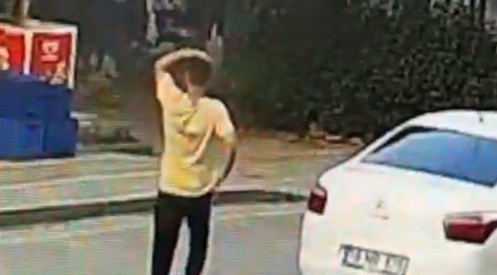 Göz göre göre otomobili çaldılar..