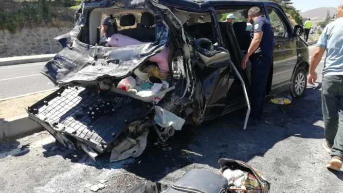 Kamyon, hafif ticari araca çarptı