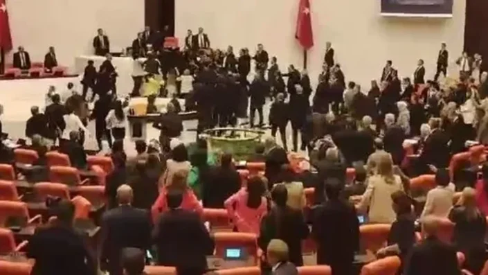 TBMM’de yumruklu kavga!