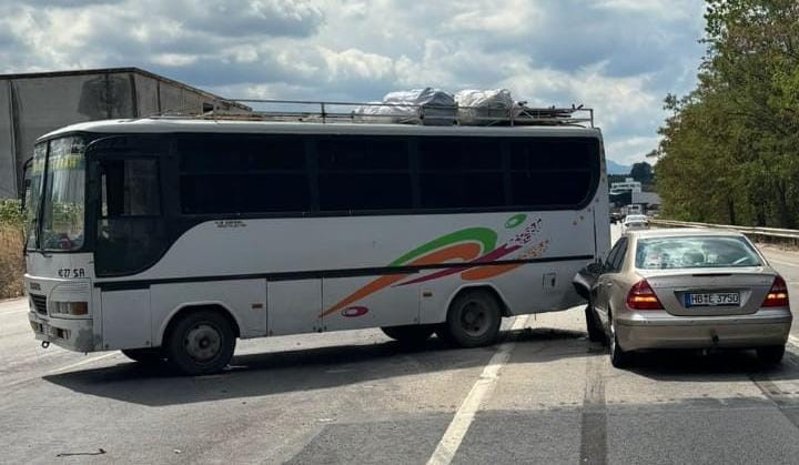 Bursa’da otomobil ile otobüs çarpıştı: 1 yaralı