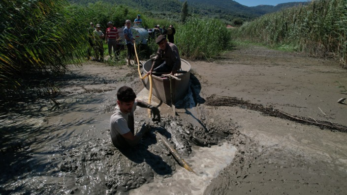 Bir damla su için boğazlarına kadar çamura giriyorlar