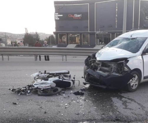 Bursa’da motosiklet ile hafif ticari araç kafa kafaya çarpıştı: 1’i ağır 2 yaralı