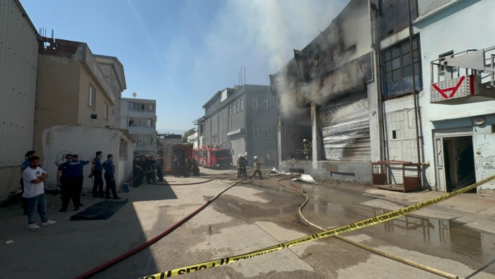 Bursa’da sünger ve baza deposu alev alev yandı