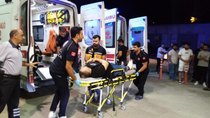 Site bahçesinde alkol alan 2 komşusunu bıçakladı