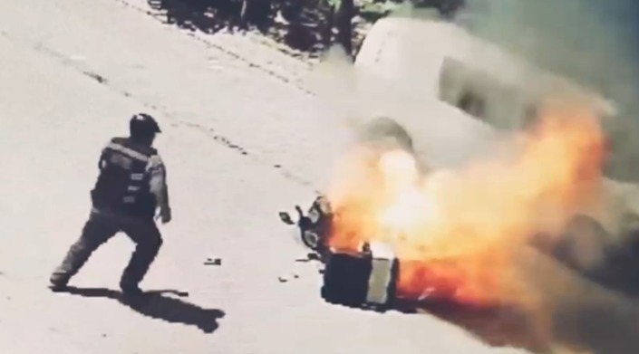 Elektrik bisiklet yandı, sürücü canını zor kurtardı