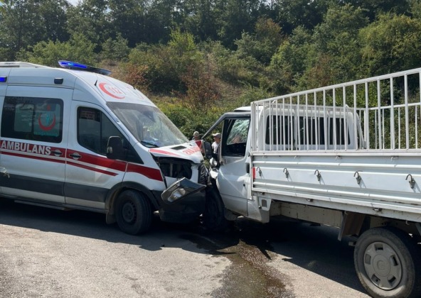 Bursa’da katliam gibi kaza: 2 ambulans kamyonet ile çarpıştı, 7 kişi yaralandı