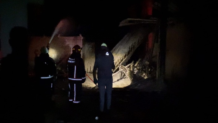 Yangına müdahale eden itfaiye ekiplerine saldırı