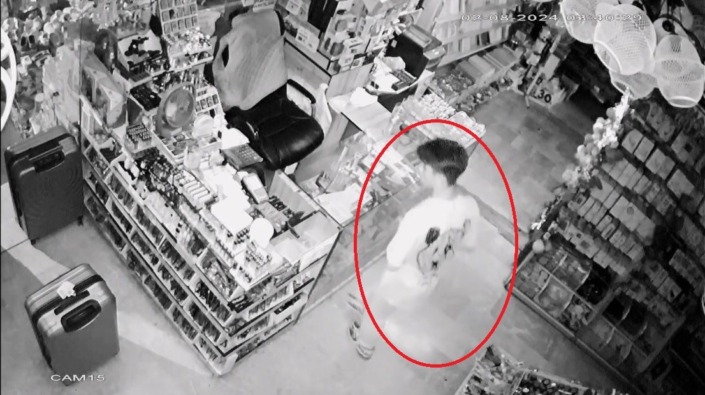 Böyle hırsızlık görülmedi… Ne bulduysa bavula koydu