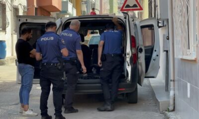 Kazalı şekilde park halinde bekleyen araçtan çıkanlar polisi bile şaşırttı