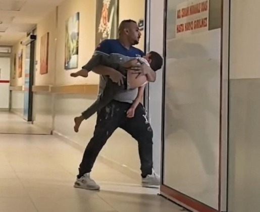 Bursa’da balkondan düşen çocuk ağır yaralandı