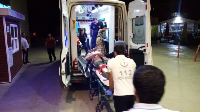 Devrilen traktörün sürücüsünü kabin korudu