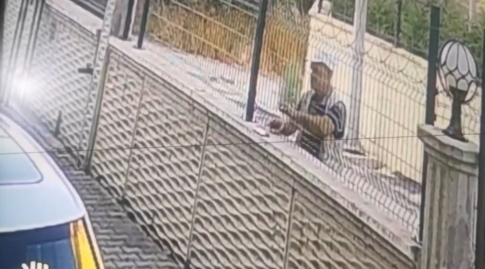 Bir ileri bir geri gitti… Volta atan hırsız kameraya yansıdı