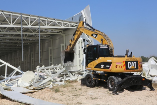 İki kaçak yapı daha yerle bir edildi