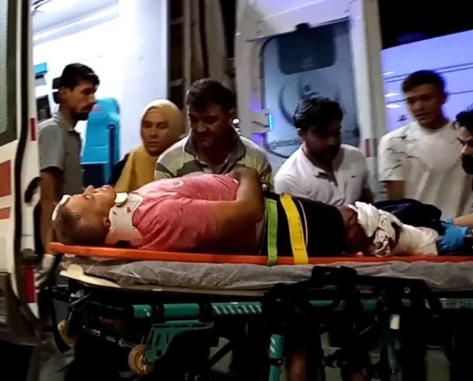 Hafif ticari araç ile motosiklet çarpıştı