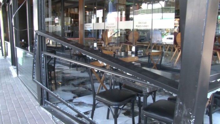 Bursa’da sürücü kafeye daldı, facia ucuz atlatıldı