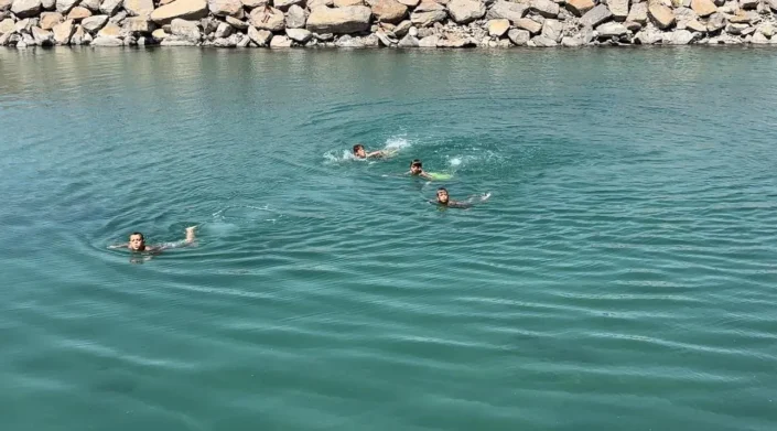 Bu göle girenlerin saçları sararıyor!