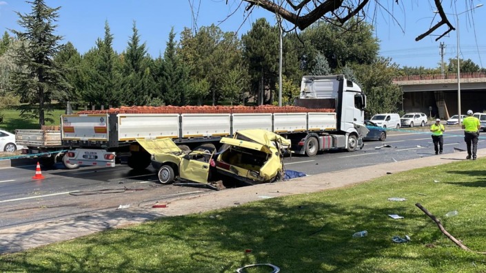 Karşı şeride geçen otomobil iki araca çarptı! 1 ölü