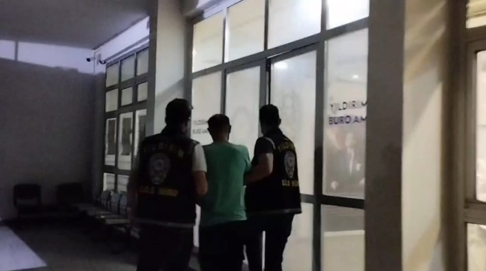 31 Yıl Hapisle Aranıyordu… Kıyafetini Değiştirmek İçin Eve Gelince Yakalandı