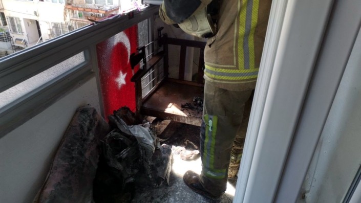 Apartman dairesinde çıkan yangın paniğe sebep oldu
