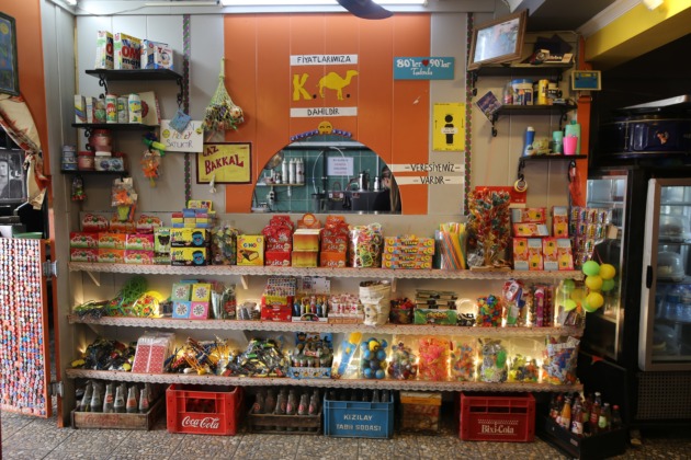 Bu bakkalı ziyaret edenler 90’lara gidiyor