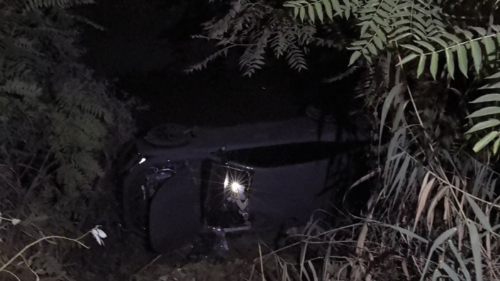 Kontrolden çıkan otomobil dereye uçtu