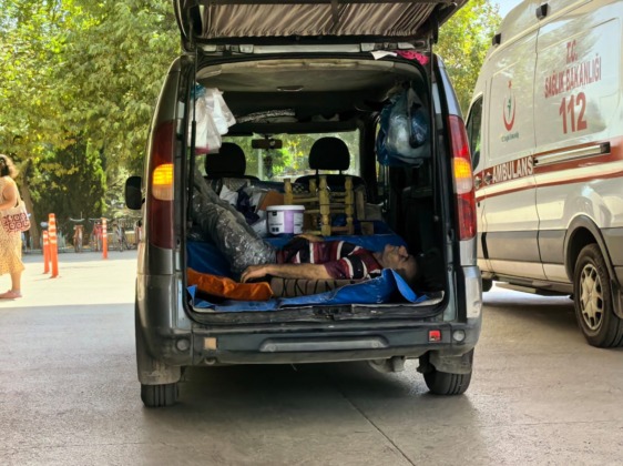 Ahşap keserken kendini yaraladı