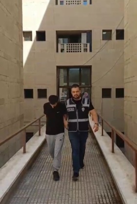 Çatıdan çatıya atlayan şüpheliyi polis karşıladı