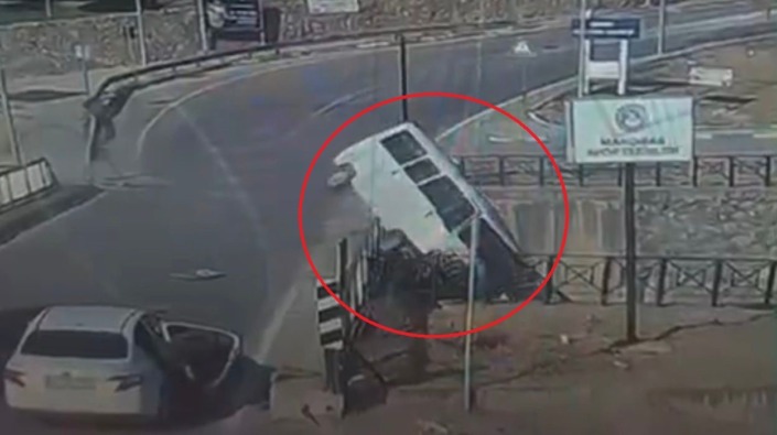 Yolcu minibüsü dereye böyle uçtu