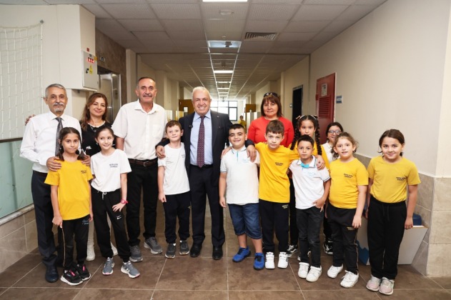 Başkan Şadi Özdemir öğrencilerin ilk gün heyecanını paylaştı