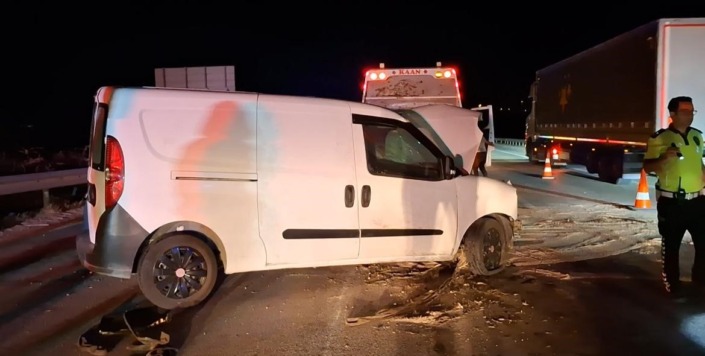 Kontrolden çıkan hafif ticari araç bariyerlere çarptı