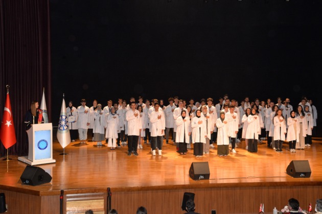 Diş hekimi adayları önlüklerini giydi