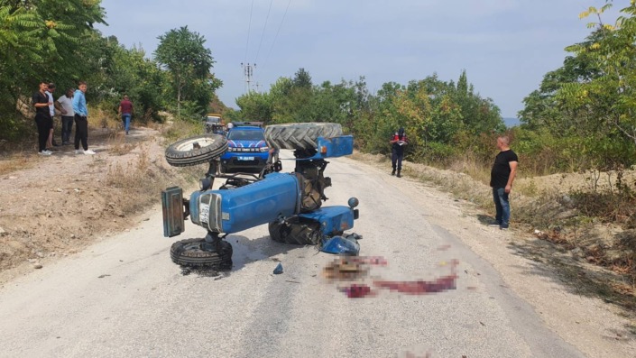 Oğlunun kullandığı traktörün altında can verdi