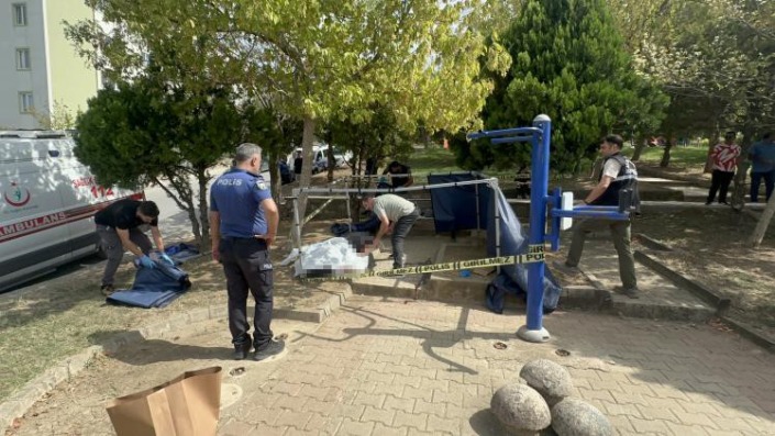 Oturduğu bankta kalp krizi geçirerek hayatını kaybetti