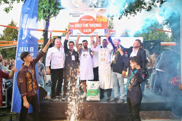 10 dakikada 15 metre börek yedi, altınları kazandı