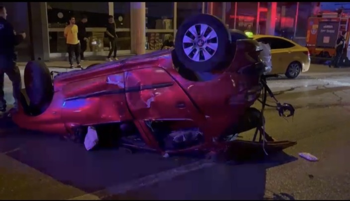 17 yaşındaki sürücü önce yayaya sonra cipe çarpıp takla attı