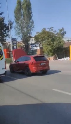 Bursa’da kaputu açık ilerleyen otomobil görenleri şaşkına çevirdi
