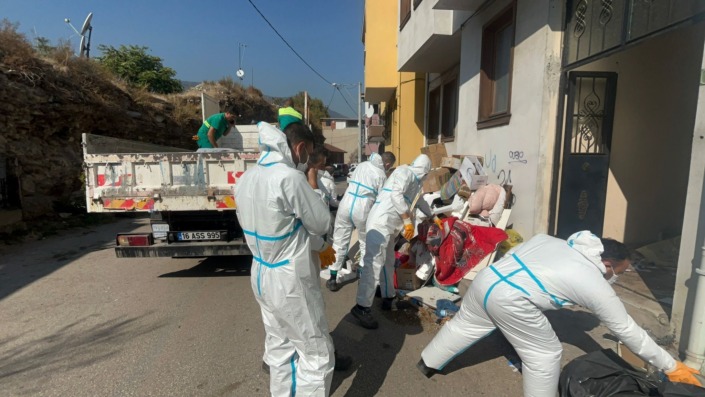 Bursa’da bir apartmandan 5 kamyon çöp çıktı