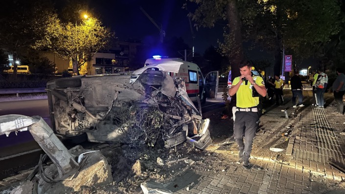 Kontrolden çıkıp aydınlatma direğine çarpan Tofaş hurdaya döndü