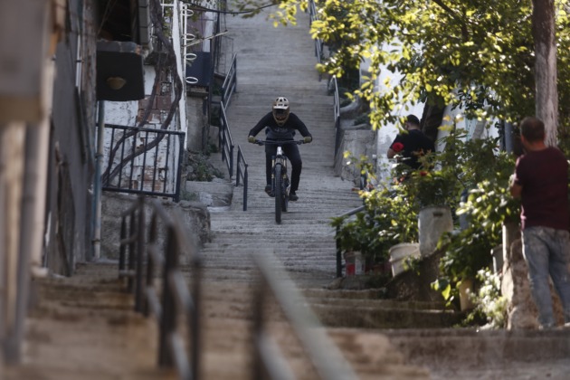 Bisikletiyle 225 basamaktan indi