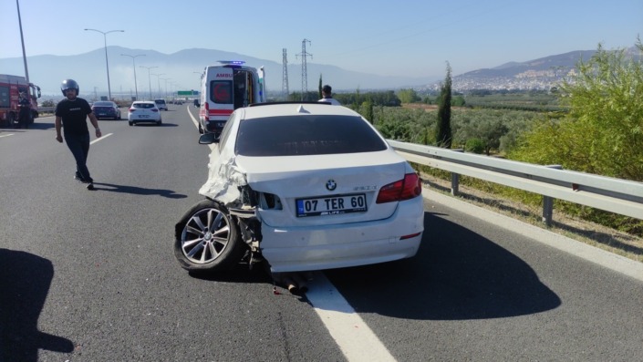 Otobanda kamyonet otomobile çarptı