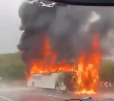 Yolcu otobüsü alev topuna döndü