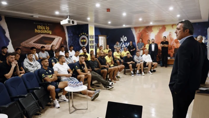 Fenerbahçe yönetiminden futbolculara Galatasaray derbisi öncesi moral ziyareti