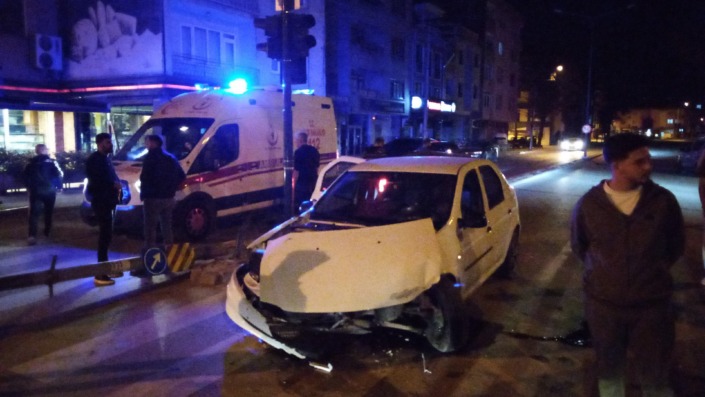 Otomobiller çarpıştı