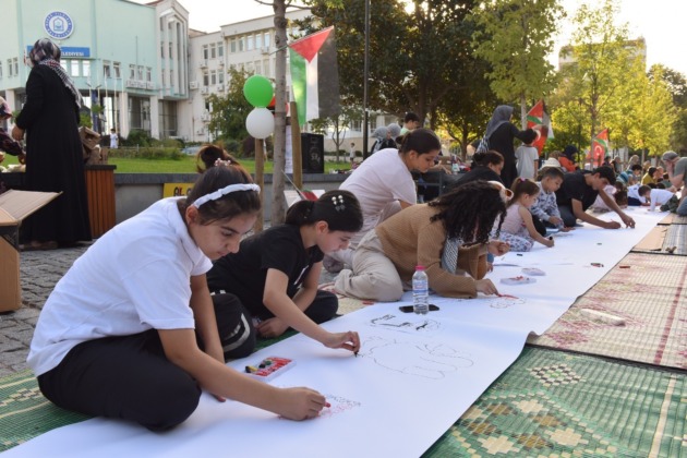 “Filistinli çocuklar için çiz” etkinliğiyle Gazze’de ölen çocuklara dikkat çekildi