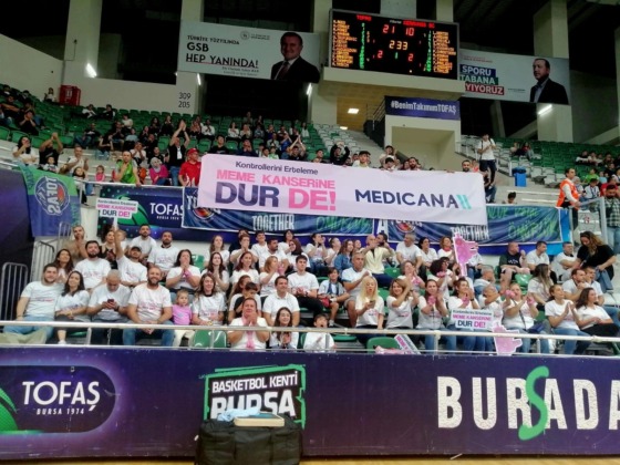 Basketbolcular, meme kanserine ‘dur’ dedi