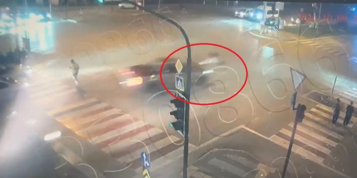 16 yaşındaki kızın yaralandığı kaza anı kameraya böyle yansıdı