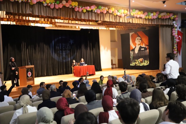 Liseli gençler merkez mecliste gündemi değerlendirdi