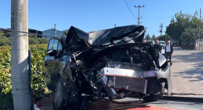 Kontrolden çıkan otomobil direğe çarptı